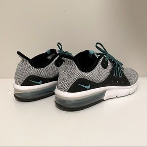 Nike running shoes, 9.9/10 new!